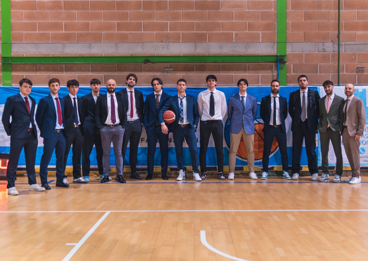 “Nella foto di Andrea Dominici: i Dolphins in rito per il Suit & Tie match”. delfini basket carmagnola campioni