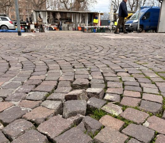 Carmagnola: manutenzione straordinaria al porfido di piazza IV Martiri porfido piazza martiri carmagnola
