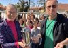 Massimo Panero e Anna Giordana Dirigente dell’Istituto Comprensivo “Arpino” di Sommariva Bosco con la capsula del tempo