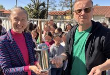 Massimo Panero e Anna Giordana Dirigente dell’Istituto Comprensivo “Arpino” di Sommariva Bosco con la capsula del tempo