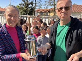 Massimo Panero e Anna Giordana Dirigente dell’Istituto Comprensivo “Arpino” di Sommariva Bosco con la capsula del tempo