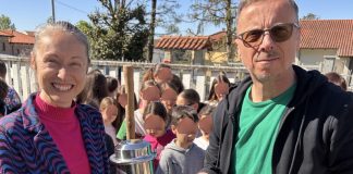 Massimo Panero e Anna Giordana Dirigente dell’Istituto Comprensivo “Arpino” di Sommariva Bosco con la capsula del tempo