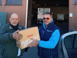 Gianni Nigro dona panettonicini al Comune di Carmagnola gianni nigro donazioni carmagnola