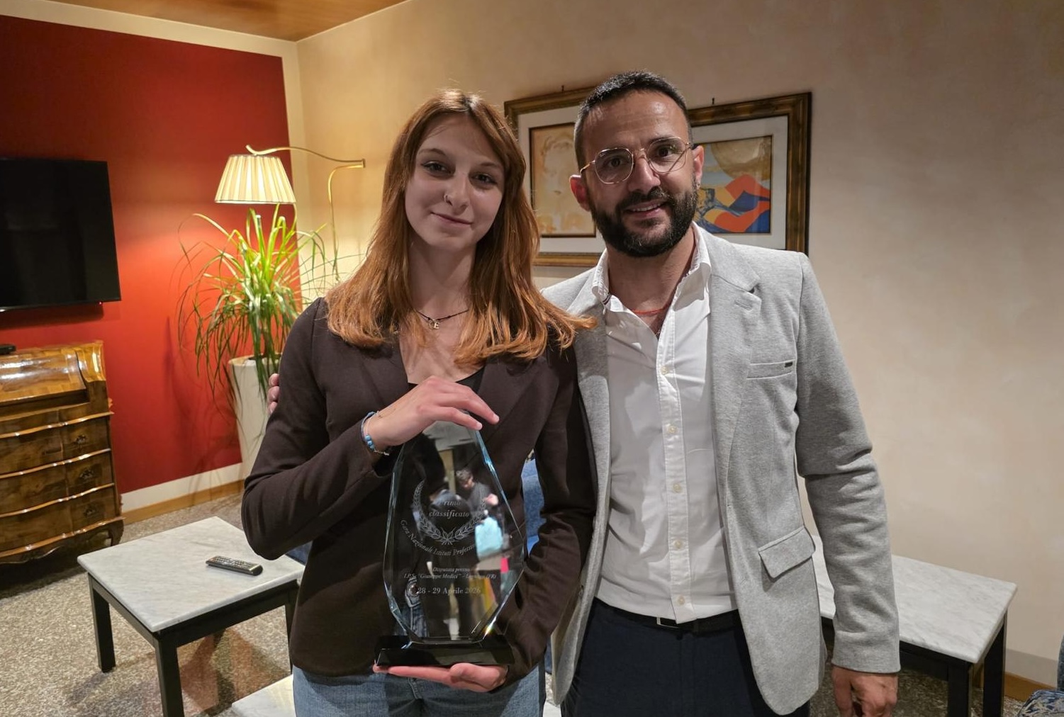 Il premio conferito a Sofia Caligaris con il suo professore del Baldessano Roccati di Carmagnola