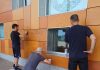 Piobesi: consiglieri e assessori ripuliscono i graffiti sui pannelli della scuola Piobesi assessori graffiti