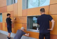 Piobesi: consiglieri e assessori ripuliscono i graffiti sui pannelli della scuola Piobesi assessori graffiti