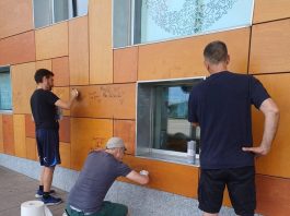 Piobesi: consiglieri e assessori ripuliscono i graffiti sui pannelli della scuola Piobesi assessori graffiti