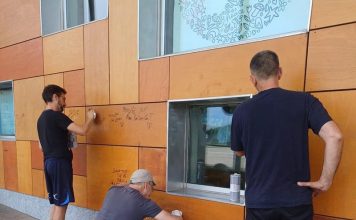 Piobesi: consiglieri e assessori ripuliscono i graffiti sui pannelli della scuola Piobesi assessori graffiti