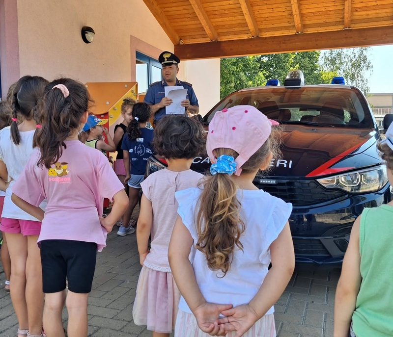 Poirino, i Carabinieri si raccontano ai bambini del centro estivo