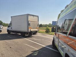 Cambiano: scontro tra un camion e una moto sulla strada per Chieri Cambiano camion moto