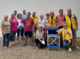 I Lions Carmagnola regalano una carrozzina da spiaggia a Favolha carrozzina da spiaggia