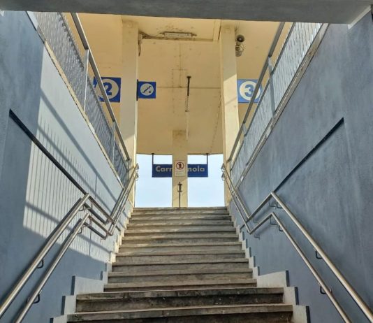 Treni, i pendolari denunciano: «a Carmagnola una stazione non a norma» stazione treni carmagnola