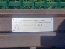 Poirino svastiche panchina memoria