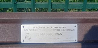Poirino svastiche panchina memoria