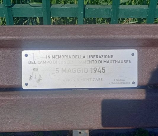 Poirino svastiche panchina memoria