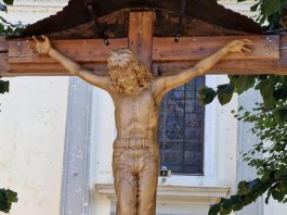 A Racconigi il “Cristo con i jeans” di Mario Allemani Racconigi Cristo con i jeans