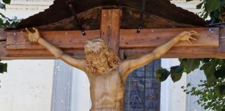 Racconigi Cristo con i jeans